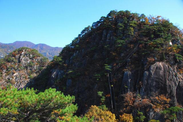 ▲ 구담봉을 오르는 곧추선 철제 계단.ⓒ진경수 山 애호가