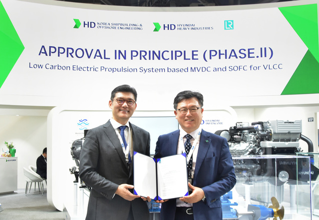 ▲ (왼쪽부터)김성준 HD한국조선해양 미래기술연구원장, 김영두 로이드선급 극동아시아 기술총괄 부사장이 코마린에서 저탄소 전기추진시스템 기술설계인증 획득을 기념해 촬영하고 있다. ⓒHD현대