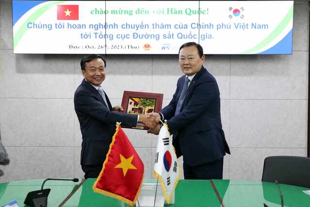 ▲ 국가철도공단 임종일 부이사장(오른쪽)이 응웬 단 후이 베트남 교통부 차관(왼쪽)과 26일(목) 철도공단 본사에서 면담 후 기념촬영을 하고 있다.ⓒ국가철도공단