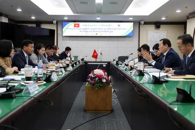 ▲ 국가철도공단 임종일 부이사장(오른쪽에서 두 번째)이 응웬 단 후이 베트남 교통부 차관(왼쪽에서 두 번째)과 26일(목) 철도공단 본사에서 면담을 진행하고 있다.ⓒ국가철도공단