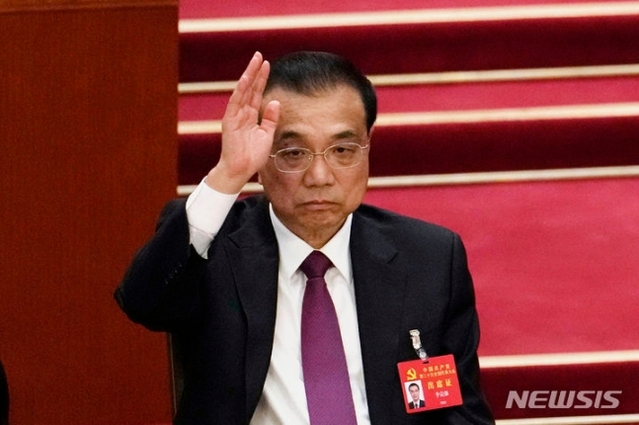 ▲ 리커창(68) 전 중국 총리가 27일 상하이에서 심장마비로 사망했다고 중국 국영 CCTV가 밝혔다. 사진은 2022년 10월 22일 리커창 당시 중국 총리가 베이징 인민대회당에서 열린 중국 공산당 제20차 전국대표대회 폐막식에서 거수 투표하는 모습. ⓒAP/뉴시스