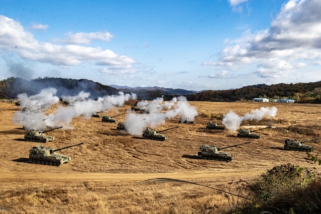 ▲ 지난 25일 ~ 27일 실시된 지구사 대화력전 FTX에서 육군 승진포병부대가 적 도발을 응징하는 대규모 실사격 훈련을 하고 있다. ⓒ합동참모본부