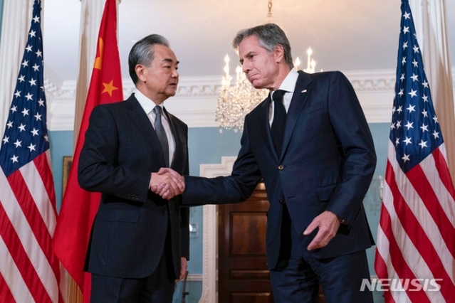 ▲ 토니 블링컨(오른쪽) 미 국무장관이 26일(현지시각) 워싱턴 국무부 청사에서 왕이 중국 외교부장과 악수하고 있다. 블링컨 장관은 “왕 부장과의 건설적 대화를 매우 기대한다”라고 말했고 왕 부장은 “대화를 통해 호혜적 협력을 추구하면 양국 관계를 건전하고 안정적이고, 지속가능한 발전 궤도로 돌릴 수 있다”라고 말했다. ⓒAP/뉴시스