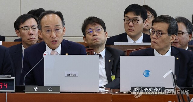 ▲ 27일 열린 국회 기재위 국감에 출석한 추경호 경제부총리와 이창용 한국은행 총재. ⓒ연합뉴스
