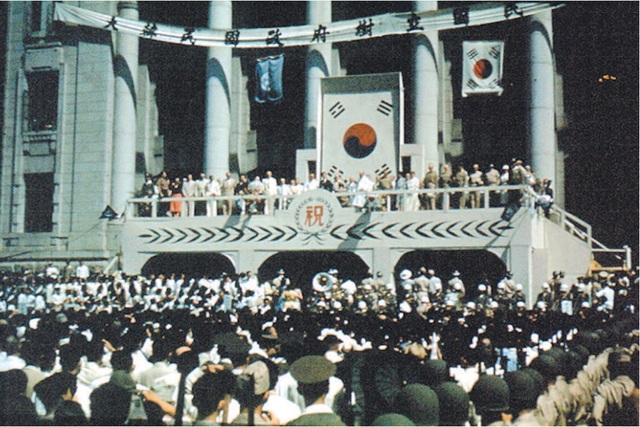 ▲ 1948년 8월15일 독립의 날, 광복의 날--중앙청광장서 열린 대한민국 건국 선포 '국민축하식' 모습. 이날 밤 12시를 기해 미군정이 끝나고 대한민국은 주권을 완전히 회복하였다.