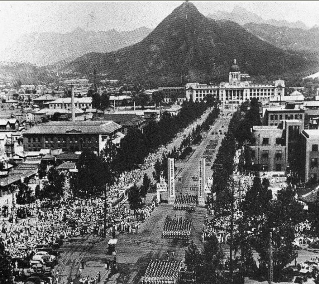 ▲ 독립의 날 축하행진, 중앙청서 세종로 일대에 모인 시민들(1948.8.15)