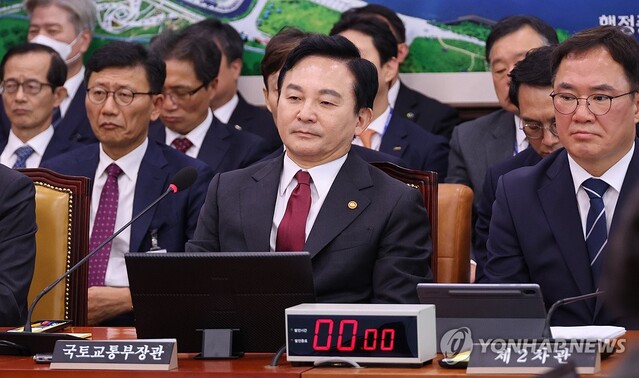 ▲ 원희룡 국토교통부 장관이 국토교통위원회 국정감사에 출석해 질의를 듣고 있다. ⓒ연합뉴스