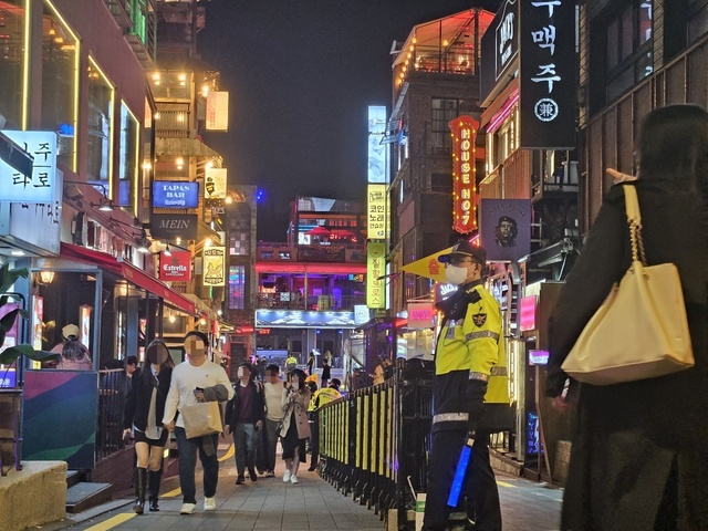 ▲ 뉴데일리  취재원이 27일 오후 이태원 클럽거리를 방문한 후 클럽거리 주변 주점 및 음식점들을 촬영한 모습. ⓒ임준환 기자