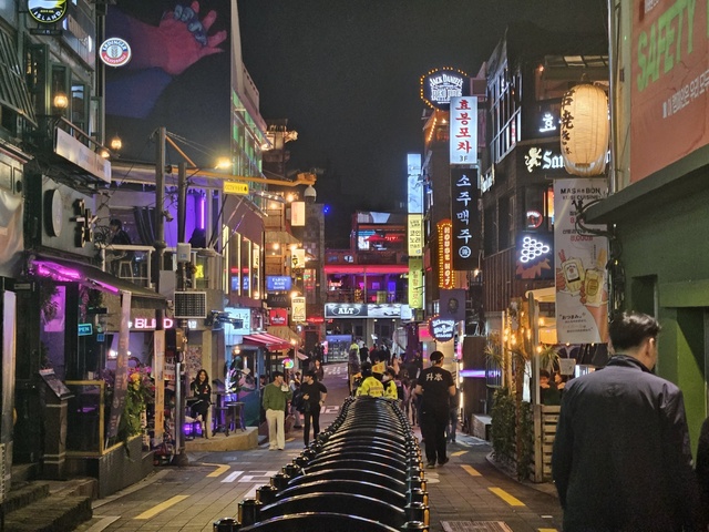 ▲ 뉴데일리  취재원이 27일 오후 이태원 클럽거리를 방문한 후 클럽거리 주변 주점 및 음식점들을 촬영한 모습. ⓒ임준환 기자