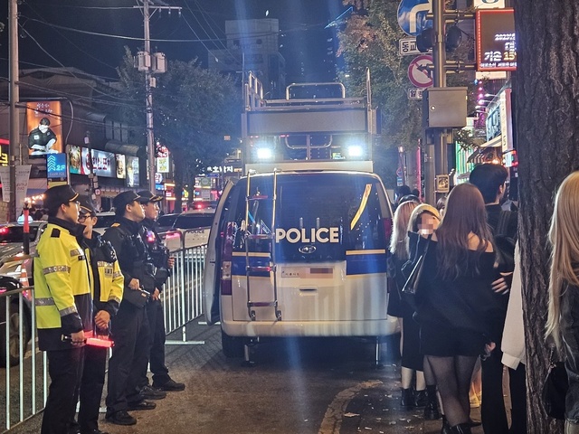 ▲ 27일 오후 홍대 클럽거리 주변의 모습. 경찰차 전광판에서 '핼러윈 기간 인파밀집 특별관리 시행 중, 안전사고 예방을 위해 천천히 이동해 주시기 바랍니다.'란 문구가 흘러나오고 있다. ⓒ임준환 기자