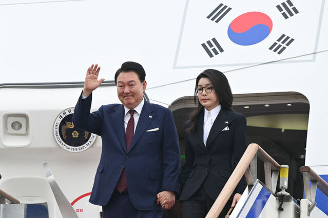 ▲ 사우디아라비아·카타르 순방을 마치고 귀국한 윤석열 대통령과 부인 김건희 여사가 지난 26일 경기도 성남 서울공항에 도착해 공군 1호기에서 내리며 인사하고 있다. ⓒ뉴시스(사진=대통령실 제공)