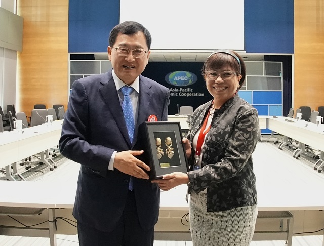 ▲ 주낙영 시장이 APEC 사무국의 수장인 레베카 파티마 스타 마리아 사무총장을 만나 태환식 귀걸이를 선물한 후 기념촬영을 하고 있다.ⓒ경주시