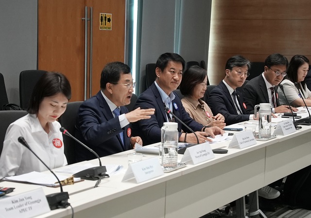 ▲ 주낙영 시장이 26일 싱가포르에 있는 APEC 사무국을 방문해 관계자들과 회의를 진행하고 있다.ⓒ경주시