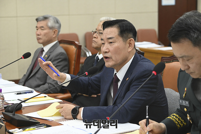 ▲ 신원식 국방부 장관이 27일 오전 국회에서 열린 국방위원회의 국방부, 병무청, 방위사업청, 합동참모본부 등에 대한 종합감사에서 의원의 질의에 답하고 있다. ⓒ서성진 기자