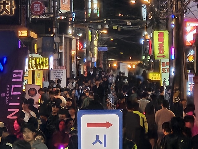 ▲ 뉴데일리 취재진은 27일 금요일 밤, 핼러윈 데이를 앞두고 다수의 젊은층이 모일 것으로 예상된 마포구의 홍대 KT&G 상상마당 앞 교차로(클럽거리)를 방문했다. ⓒ임준환 기자