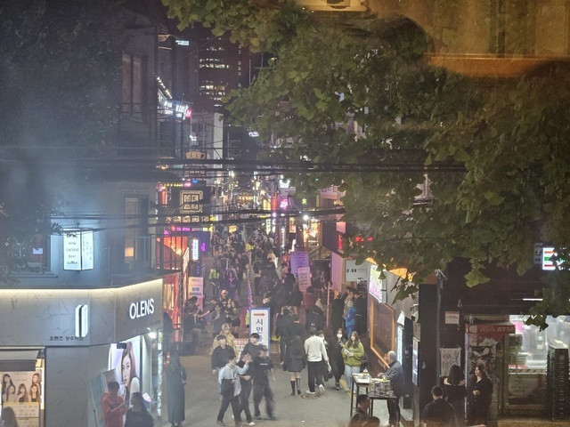 ▲ 뉴데일리 취재진은 27일 금요일 밤, 핼러윈 데이를 앞두고 다수의 젊은층이 모일 것으로 예상된 마포구의 홍대 KT&G 상상마당 앞 교차로(클럽거리)를 방문했다. ⓒ임준환 기자