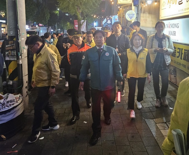 ▲ 박강수 마포구청장, 임성순 마포경찰서장, 김용근 마포소방서장은 27일 오후 8시께 홍대입구 KT&G 상상마당 광장에 마련된 합동상황실에서 인파관리 브리핑을 연 뒤 도보 순찰을 시작했다. ⓒ임준환 기자