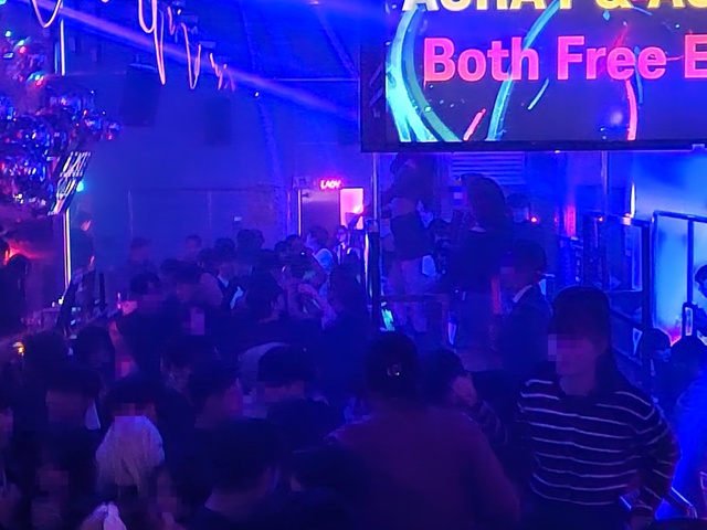 ▲ 27일 밤 홍대 클럽 안은 사람들로 인해 움직이기조차 힘들다. ⓒ임준환 기자