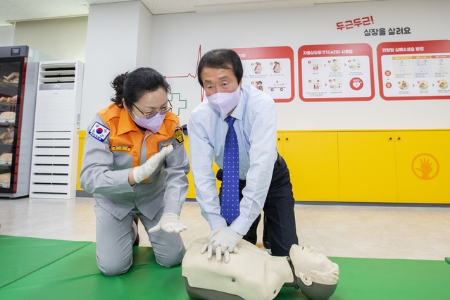 ▲ 경상북도의회 건설소방위원회 이청우 도의원이 지난 2022년 소방서 행정사무감사 기간 중 심폐소생술 교육을 받는 장면.ⓒ경북도의회