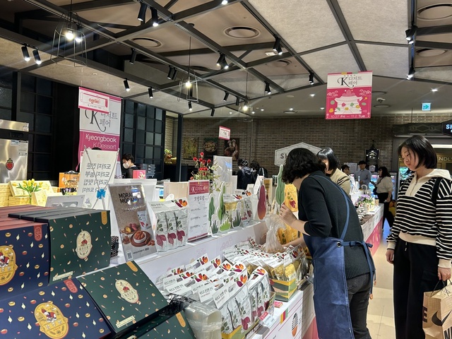 ▲ 경상북도농업기술원은 10월 27일부터 11월 2일까지 신세계백화점 센텀시티점 지하 1층 식품관에서 경북 K-디저트 매력을 알리는 농식품 팝업 전시 스토어 운영을 한다.ⓒ경북도