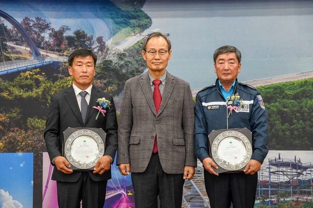 ▲ (좌측부터)지역경제 활성화 부문 신인섭, 박남서 영주시장, 봉사 및 효행부문 유종군.ⓒ영주시