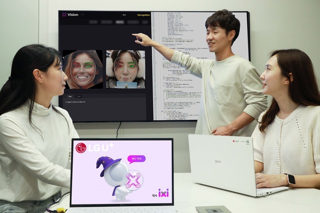 ▲ LG유플러스 임직원들이 AI 브랜드 익시의 AI 기술을 테스트하는 모습.ⓒLG유플러스