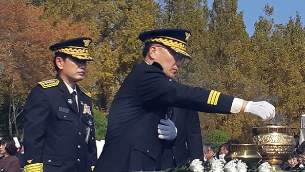 ▲ 강대훈 대전소방본부장이 지난 28일 대전현충원에서 순직 소방공무원들의 숭고한 희생정신을 기렸다.ⓒ대전시