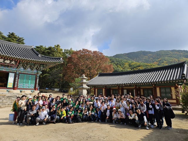 ▲ 사진은 걷기대회에 참가한 학생들과 교수들이 팔공산 북지장사에서 기념촬영을 하고 있다.ⓒ영진전문대