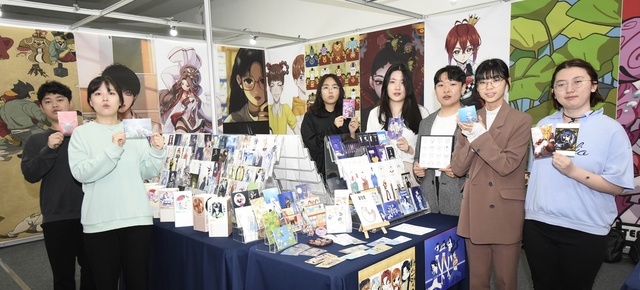 ▲ 사진은 영진전문대 만화애니메이션과 학생들이 2023영진종합작품전’에서 자신이 만든 작품을 선보이는 모습.ⓒ영진전문대