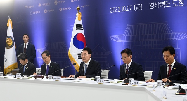 ▲ 윤석열 대통령은 모두발언에서 “지역에 기업이 들어오기 위해서는 복합문화공간을 포함한 주거 인프라도 중요하지만, 그 핵심은 교육과 의료”라며 “교육의 다양성과 지역 필수 의료 확충을 위해 최선을 다하고 있다”고 말했다.ⓒ경북도