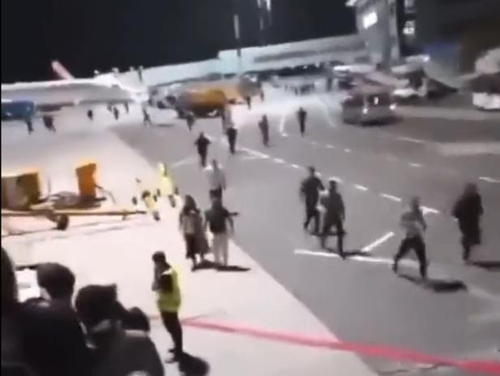 ▲ 29일(현지시간) 러시아 다게스탄 공항 난입한 친팔레스타인 시위대. ⓒX 캡처=연합뉴스