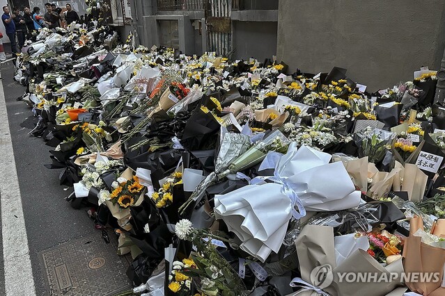 ▲ 지난 28일 리커창 전 중국 총리가 유년 시절을 보낸 안후이성 허페이의 한 주택 앞에 하루 전 갑작스레 타계한 그를 추모하는 꽃다발이 가득하다. ⓒ연합뉴스