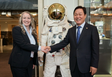 ▲ 박완수 경남도지사가 지난 5일 미 항공우주국(나사, NASA)를 방문해 메러디스 맥케이(Meredith Mckay) 부국장보와 면담을 가졌다. ⓒ경남도