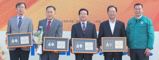 ▲ 최원철 공주시장(오른쪽 첫 번째)이 '제16회 웅진문화대상' 수상자와 함께 기념촬영을 하고 있다.ⓒ공주시