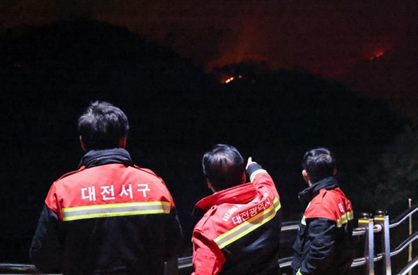 ▲ 이장우 시장이 지난 3월 장태산에서 발생된 산불 야간현장을 살펴보고 있다.ⓒ 대전시