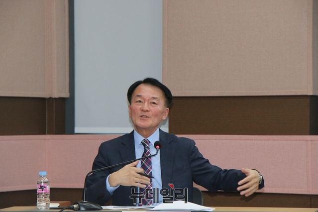 ▲ 황대유 의성군 공항특별보좌관(전 티웨이항공 대외협력그룹장)이 2030년 개항 예정인 대구경북통합신공항이 국제물류 확장성이 없어 신공항의 미래가 어둡다라며 물류시설 확충을 역설했다.ⓒ뉴데일리