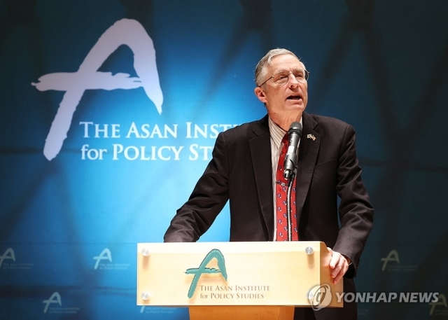 ▲ 아산정책연구원과 미 랜드연구소가 30일 서울 종로구 아산정책연구원에서 연 '한국에 대한 핵보장 강화 방안' 발표회에서 브루스 베넷 랜드연구소 선임연구원이 보고서를 설명하고 있다. ⓒ연합뉴스