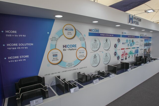 ▲ 현대제철 전시회에서 H CORE 비즈 플랫폼을 소개하는 모습. ⓒ현대제철