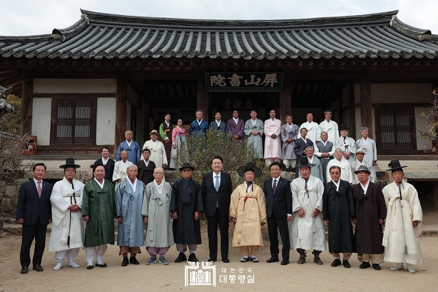 ▲ 윤석열 대통령은 지난 27일 안동 병산서원을 방문해 지역 유림과 간담회를 갖고 기념촬영을 하고 있다.ⓒ안동시