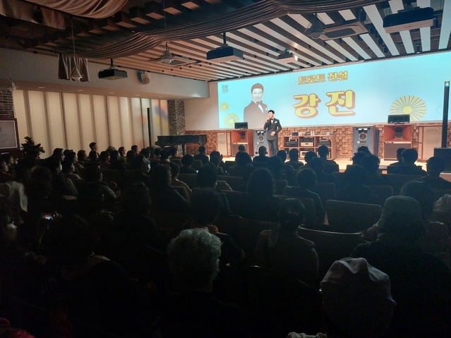 ▲ JB금융그룹 전북은행이 트로트 전설, 가수 '강진'을 초대해 군산 JB문화공간에서 트로트 콘서트를 개최했다.ⓒ전북은행