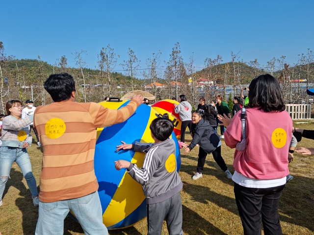 ▲ 한자녀더갖기운동연합 영천시지부는 ‘제2회 금쪽이와 함께하는 감성 힐링 팜크닉’이라는 주제로 아이와 부모가 함께하는 가족사랑체험 프로그램 행사를 가졌다.ⓒ영천시