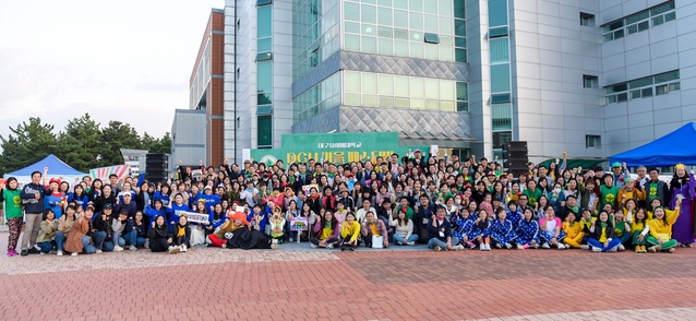 ▲ 대구사이버대학교(총장 이근용) 지난 28일 대구대학교 사범대학 강당과 빛광장에서 재학생과 동문들의 소통과 화합의 장인 ‘2023 DCU 가을 페스티벌 8090 벌써 복고?’ 축제를 개최해 한마음이 되는 시간을 가졌다.ⓒ대구사이버대