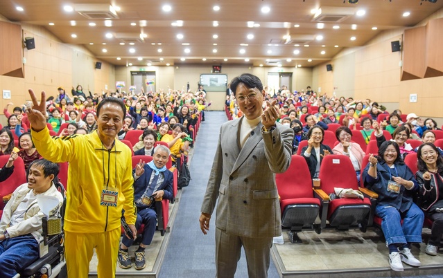 ▲ 이번 행사에 전 KBS 한석준 아나운서가 특강자로 나서 ‘행복한 삶을 살려면 대화가 필요해’라는 주제로 말하기에 대한 스킬을 알려주고 행복한 삶을 위한 대화의 중요성을 일깨우는 강연을 펼쳤다.ⓒ대구사이버대