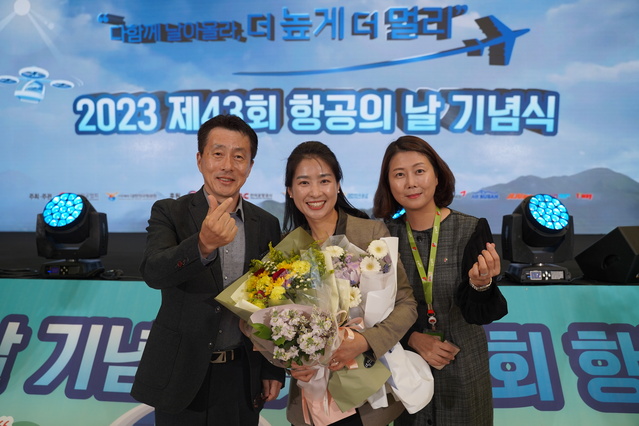 ▲ 심창섭(왼쪽부터) 경영지원담당 상무와 정유리(가운데) 티웨이항공 객실기획팀장, 박인섭 객실본부장이 기념사진을 촬영하고 있다. ⓒ티웨이항공