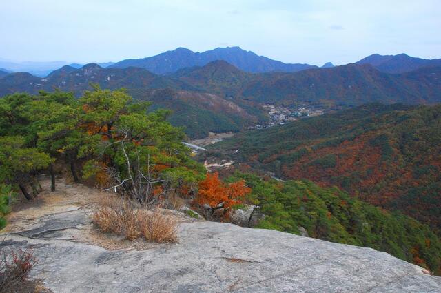 ▲ 비스듬한 암반의 조망점에서 바라본 풍경.ⓒ진경수 山 애호가