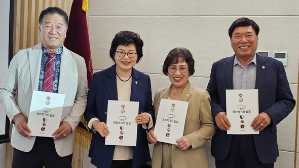 ▲ 충남 논산시의원들로 구성된 '음식특화 먹거리 발굴연구모임 의원.ⓒ논산시의회