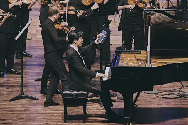 ▲ 지난 3일 열린 '제3회 포항음악제' 개막 공연에서 피아니스트 손민수가 지휘자 없이 서서 연주하는 포항페스티벌오케스트라와 협연하고 있다.ⓒ포항문화재단