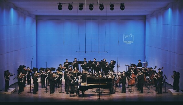 ▲ 지난 3일 열린 '제3회 포항음악제' 개막 공연에서 피아니스트 손민수가 지휘자 없이 서서 연주하는 포항페스티벌오케스트라와 협연하고 있다.ⓒ포항문화재단