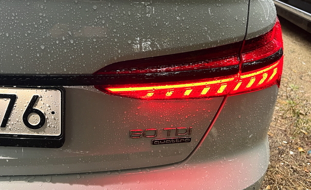 ▲ 리어 램프가 점등된 모습. 50 TDI, 콰트로 등의 레터링도 보인다. ⓒ김재홍 기자