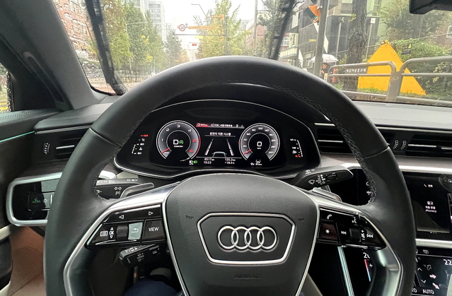 ▲ 스티어링 휠과 계기판 등에서 아날로그 감성이 느껴졌다. ⓒ